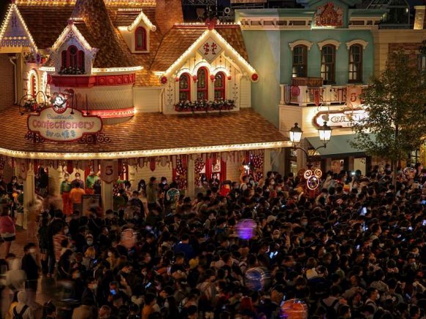 Një person rezultoi pozitiv me COVID-19, testohen 34 mijë të tjerë në Shangai Disneyland