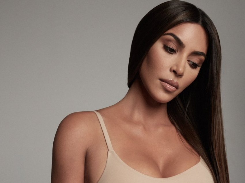 Kim Kardashian thekson format trupore dhe bën paraqitje atraktive në të brendshmet e markës së saj “Skims”