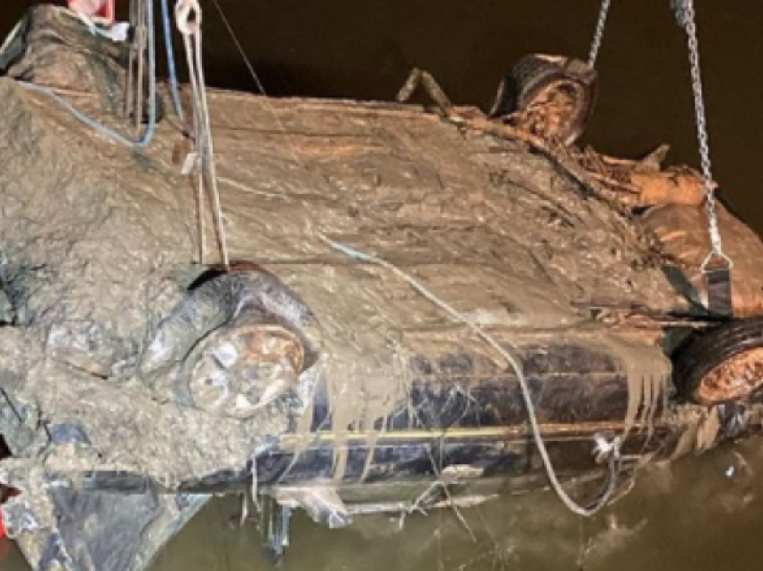 E zhytur në 8 metra ujë, në Arkansas gjendet vetura që besohet se i përkiste një gruaje të zhdukur që nga viti 1998