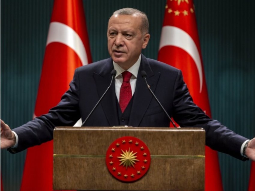 Erdogani me probleme shëndetësore, mezi ecën