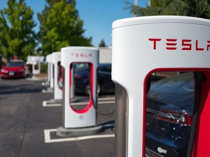 Tesla hap rrjetin e saj të mbushjes edhe për makina të tjera elektrike
