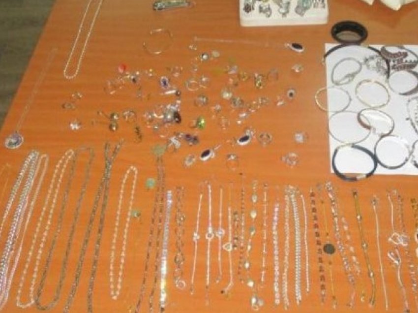 Grabitje në një dyqan në Prishtinë, të arrestuarit i gjenden stoli ari, thikë e kaçavidë