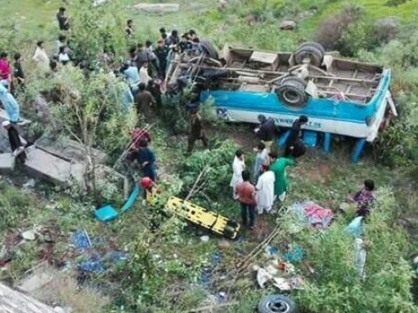 ​Pakistan: Autobusi bie në hendek, 22 pasagjerë humbën jetën