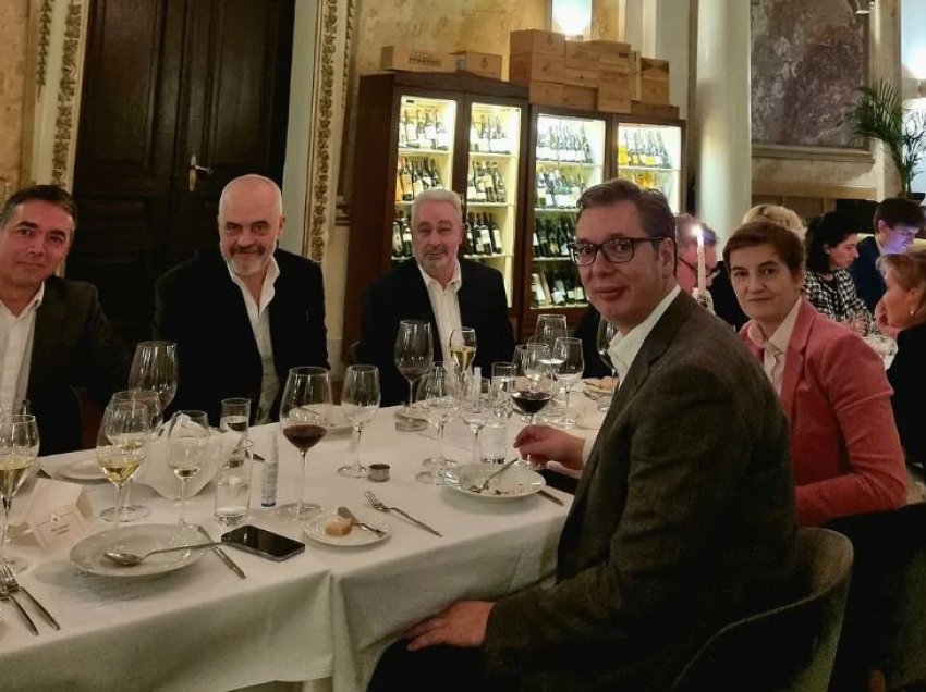 Rama pritet me darkë dhe verë të kuqe nga “vëllai” në Beograd, deklarohet Vuçiq