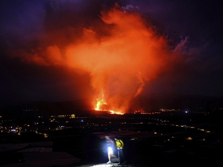 Re hiri nga vullkani La Palma, autoritetet u kërkojnë banorëve të qëndrojnë brenda