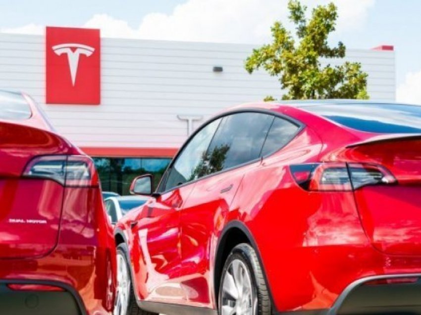 Probleme softuerike, Tesla tërheq afro 12 mijë vetura të shitura në SHBA nga viti 2017