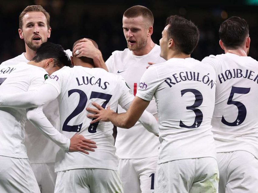 Tottenham mezi fiton në ndeshjen me tre lojtarë të ‘skuqur’