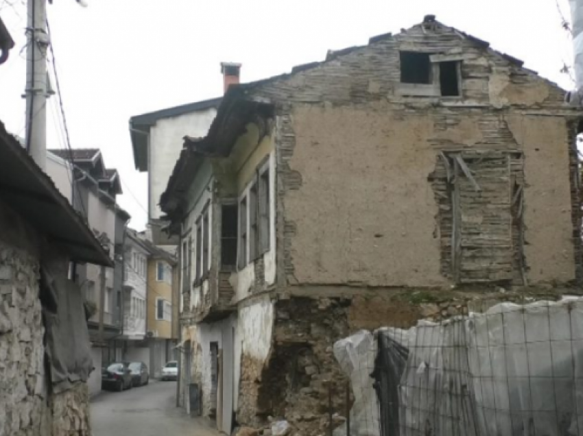 Gostivar, shtëpia shekullore e trashëgimisë kulturore drejt rrënimit, rrezikon banorët