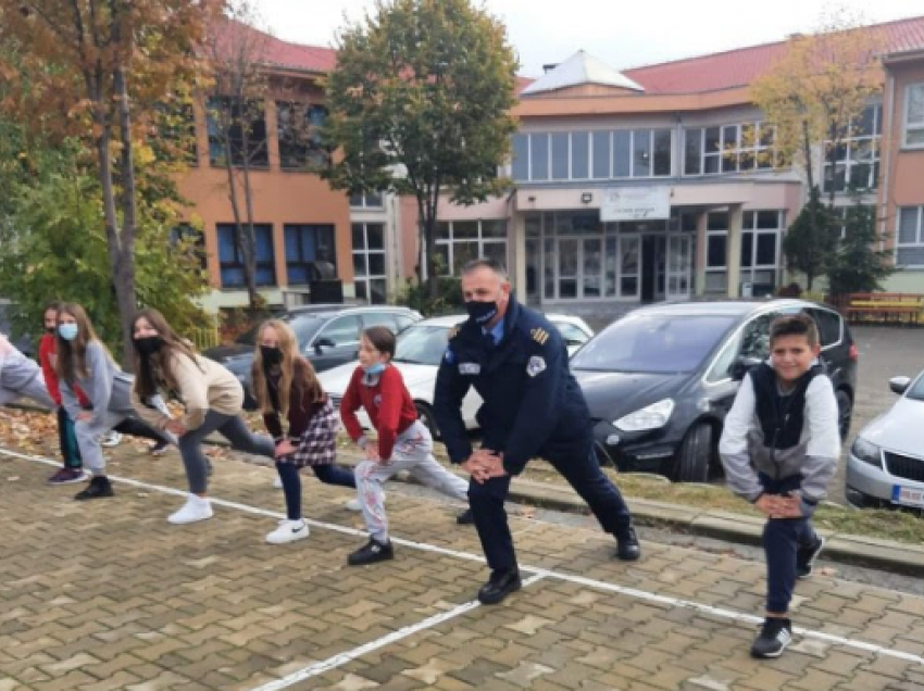 Policët në Prizren nisin ditën me ushtrime të ndryshme me nxënës