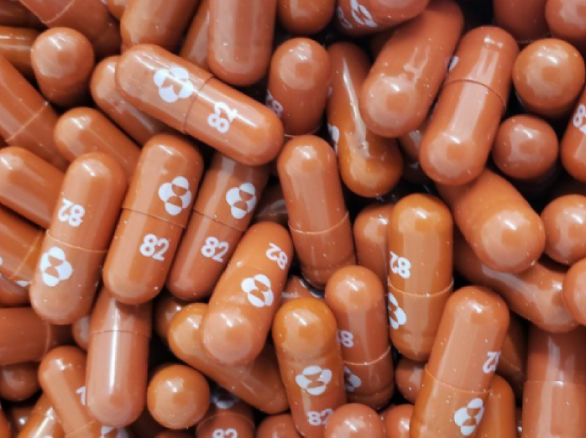 Pilula e parë për trajtimin e COVID-19 miratohet në Britani