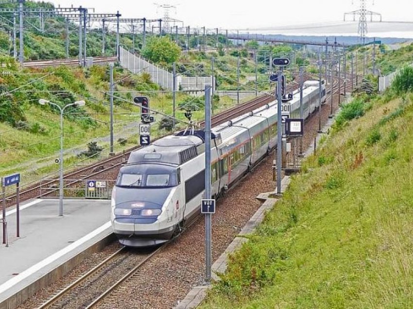 Treni goditi emigrantët në Francë, të paktën një viktimë