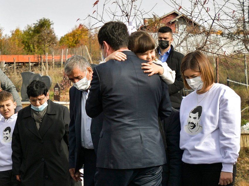 Vajza e Astrit Deharit përqafon kryeministrin Kurti