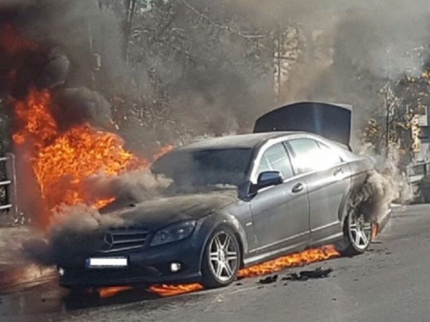 Makina “shpërthen” në flakë gjatë ecjes në autostradën Vlorë-Fier