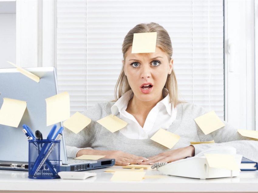 Si t’i menaxhoni situatat stresuese në vendin e punës?