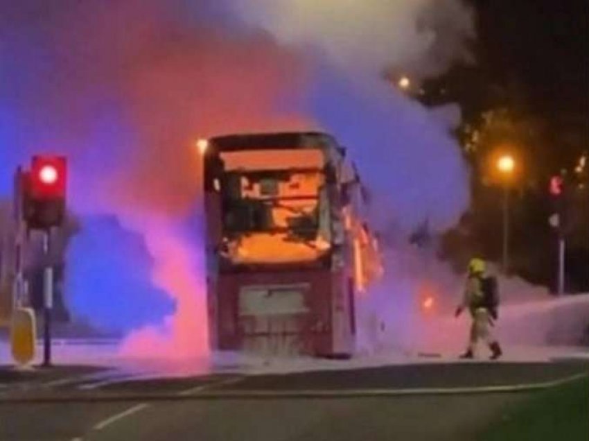 Rrëmbehet e digjet një autobus në Irlandën e Veriut