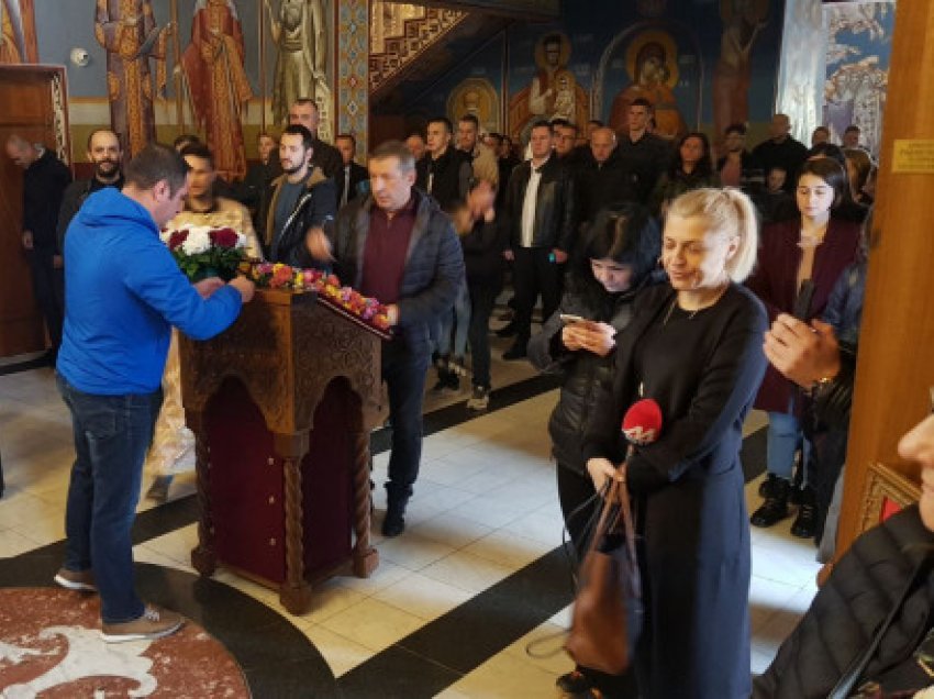 Serbët mbajnë liturgji në Mitrovicë, merr pjesë edhe Rakiqi