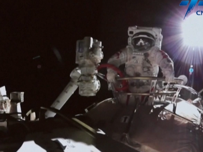 Çudira në hapësirë! Astronautët amerikanë pa tualet, kinezët ecin për herë të parë