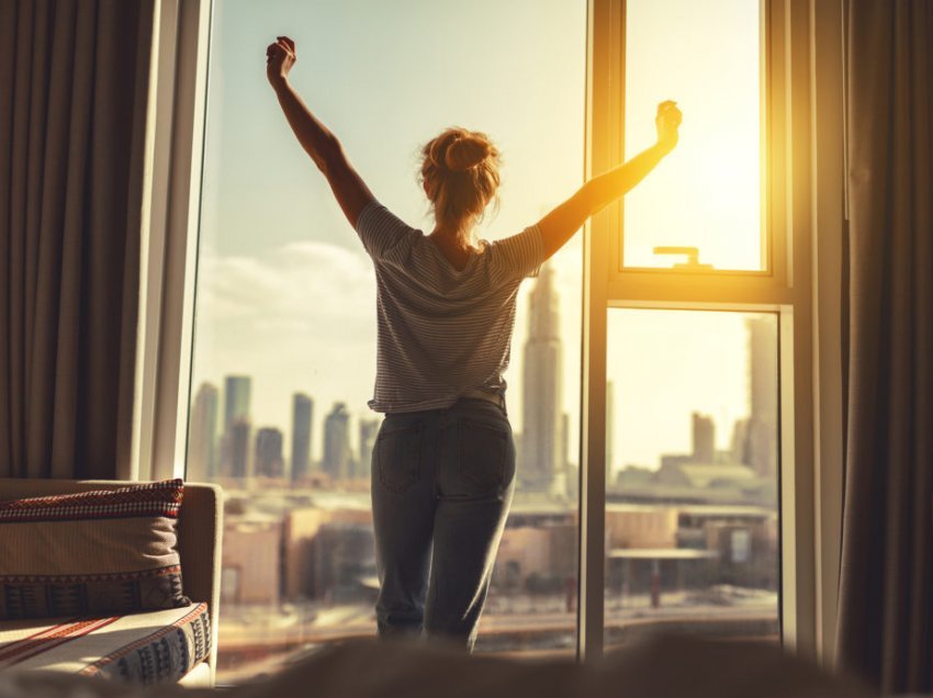 Këto 5 gjëra i bëjnë njerëzit e suksesshëm posa të zgjohen në mëngjes