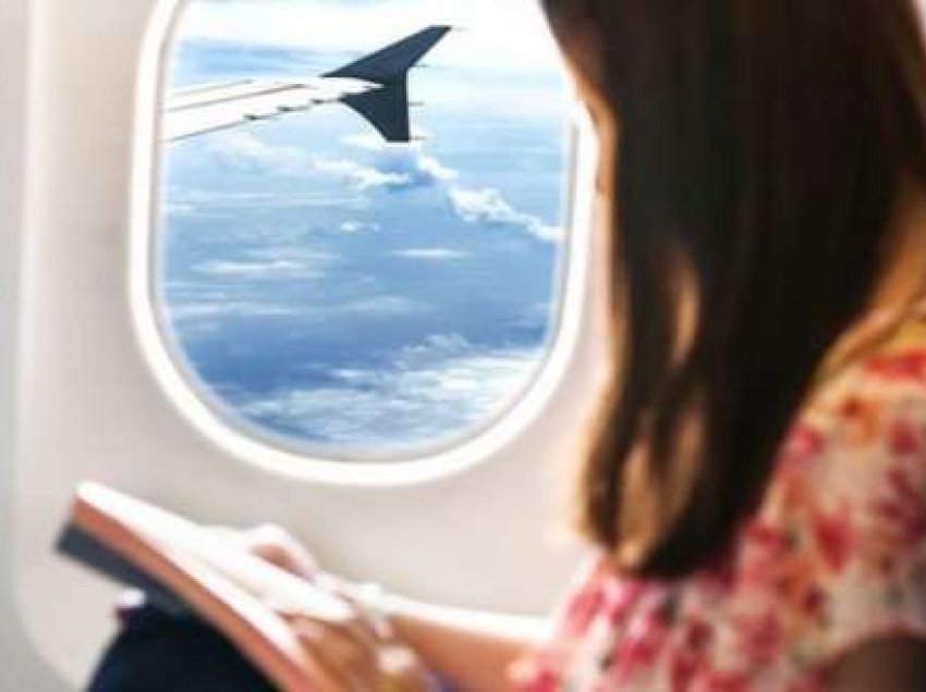 6 gjëra të çuditshme që i ndodhin trupit kur udhëtoni me avion