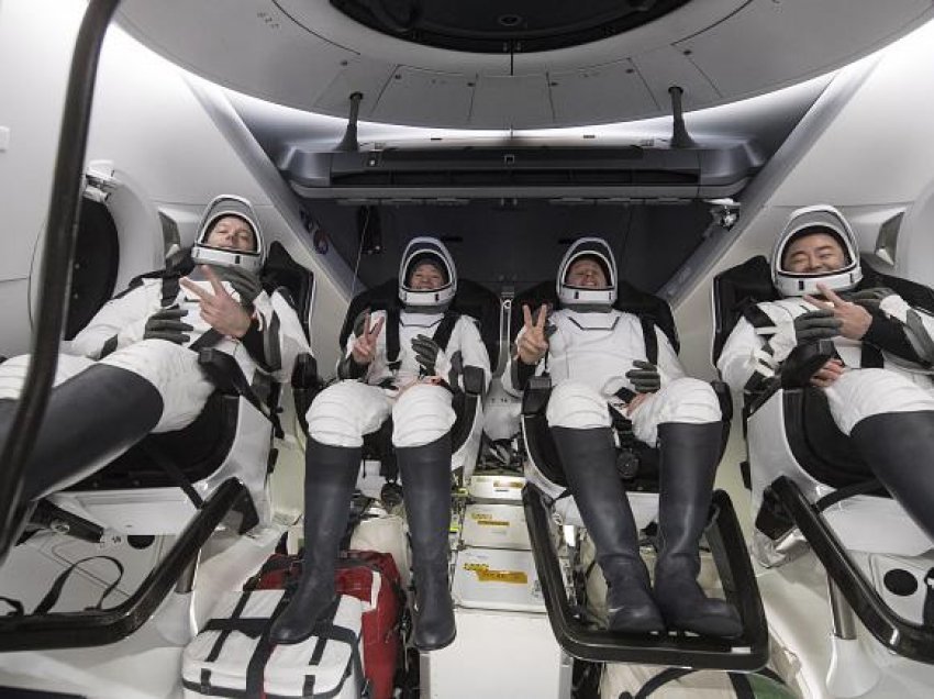 Katër astronautë kthehen në Tokë pas 200 ditësh në hapësirë