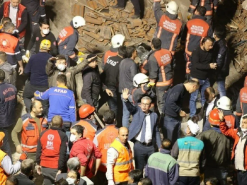Shembet një ndërtesë dykatëshe në Malatya të Turqisë – raportohet për të lënduar
