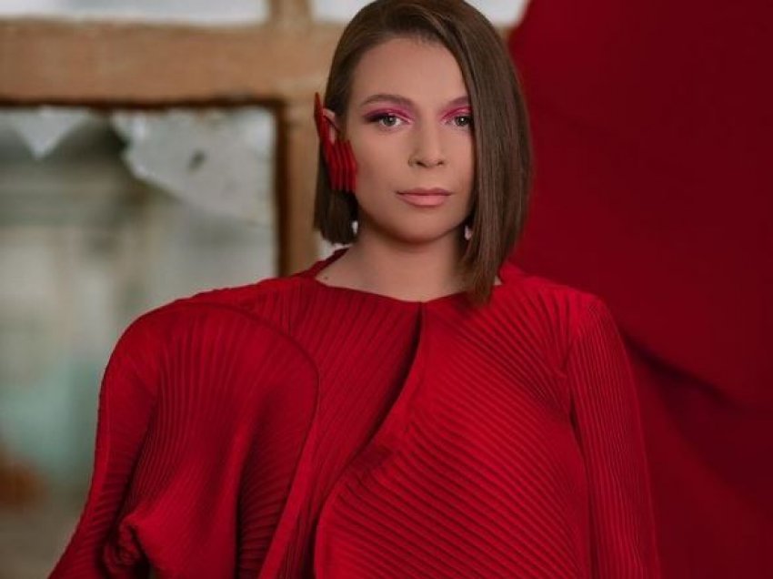 “Ju lutem më ndihmoni!”/ Këngëtarja shqiptare bie pre e sulmeve kibernetike