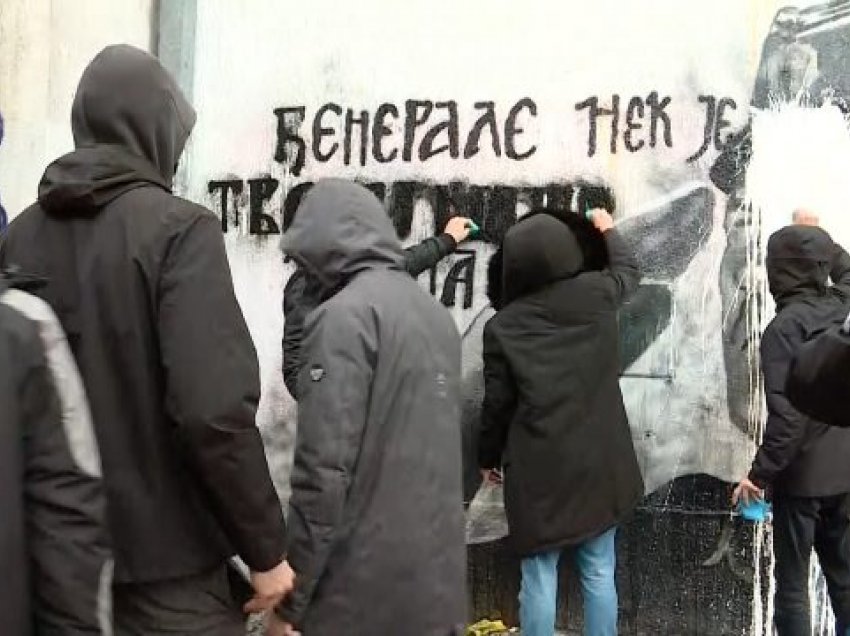 Të rinjët në Beograd përpiqen ta pastrojnë fytyrën e një krimineli lufte