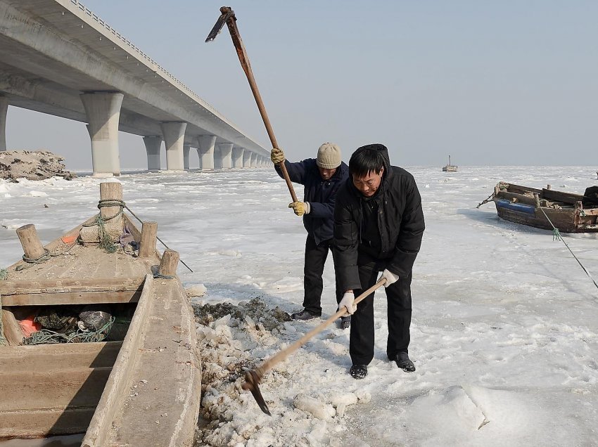 Vdes një person në Kinë, atje bora arrin deri në 59 centimetra
