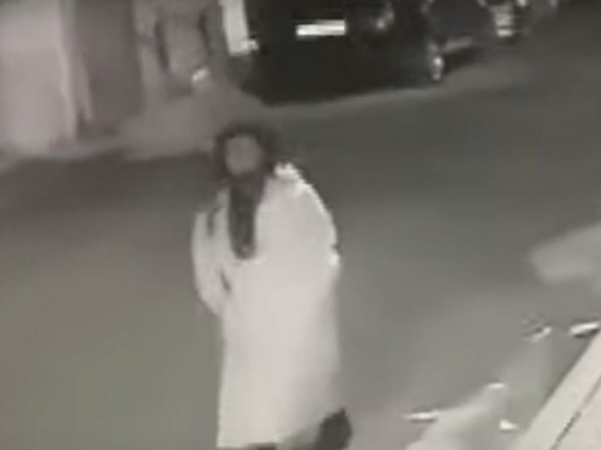 Me jakne deri në fund të këmbëve dhe e armatosur, vajza nga Lezha terrorizon qytetarët