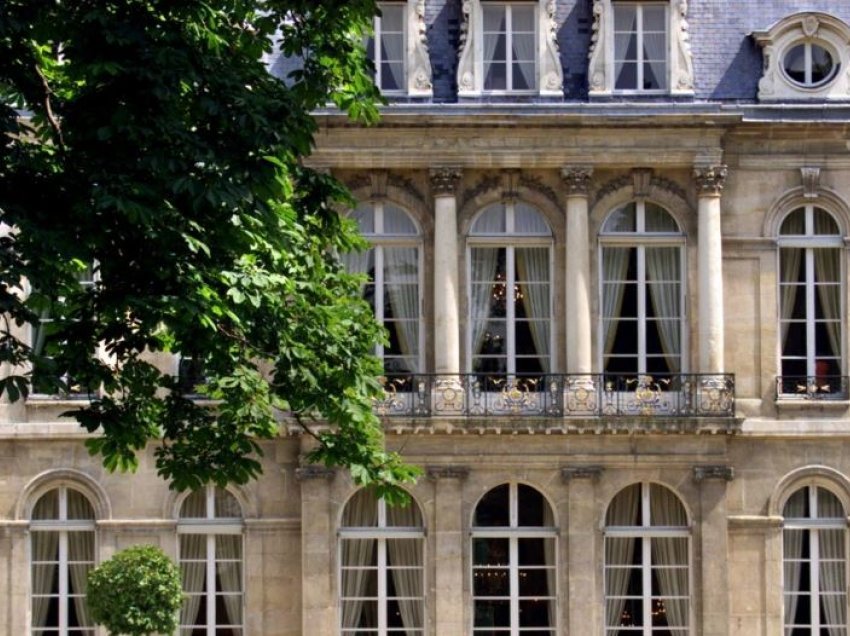 Franca heton dhunimin e dyshuar në pallatin presidencial