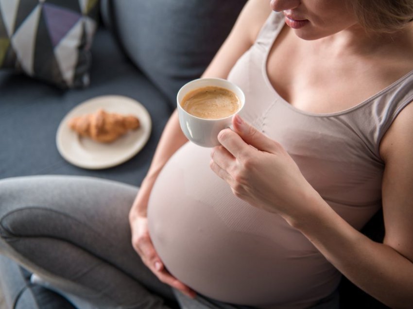 Doza e kafes që mund të konsumojnë gratë shtatëzëna – Sasi më të mëdha shkaktojnë probleme serioze