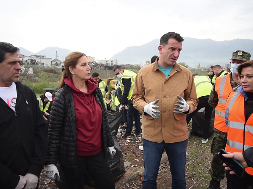 Kryebashkiaku Veliaj i bashkohet aksionit për pastrimin te Bregu i Lumit: Marrim masa për ata që ndotin
