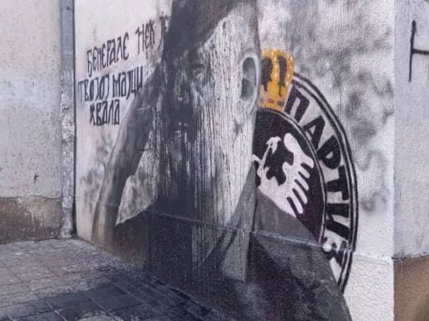 Vazhdon “beteja” e ngjyrimit dhe pastrimit të muralit të kriminelit të luftës Rako Mladiç – sot mbi mural u hodh ngjyrë e zezë