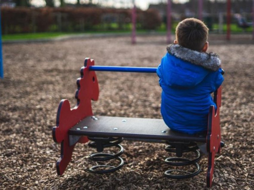Të mos ndihet i vetmuar: Tri gjëra të domosdoshme për çdo fëmijë të vetëm