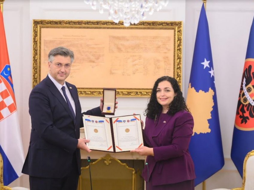 Osmani dekoron me medalje presidenciale Plenkoviqin dhe spitalin e Sllovanski Brodit