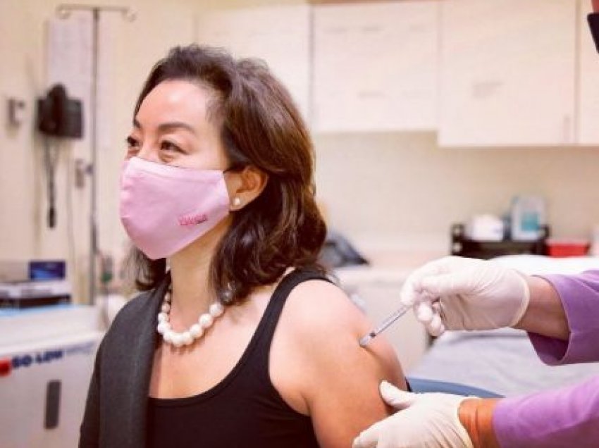 Ambasadorja Kim merr dozën e tretë të vaksinës kundër koronavirusit