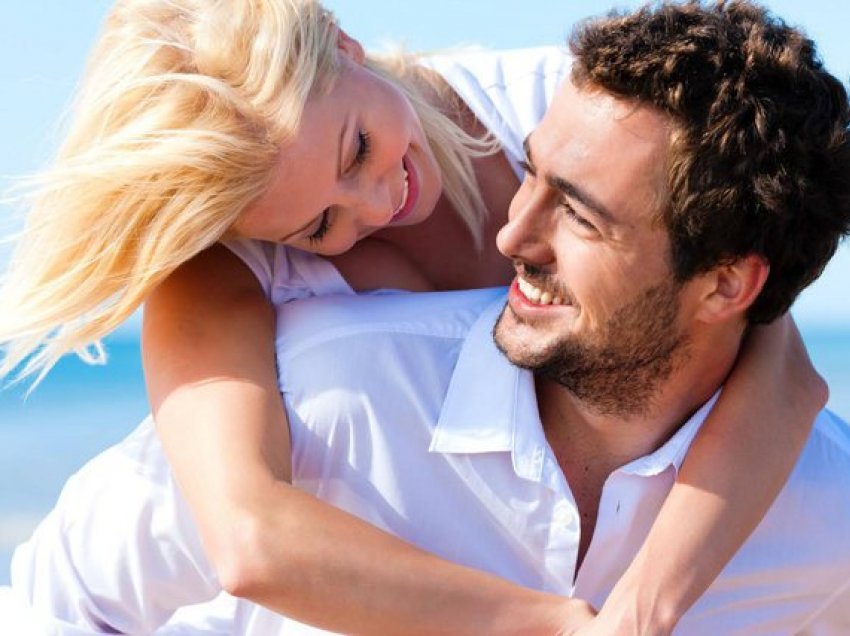 5 ritualet që janë suksesi i çifteve të lumtur dhe të fortë