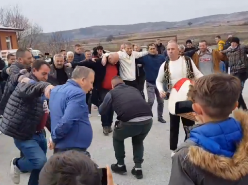 Në një fshat të Kamenicës festojnë me tupana se Kadri Rahimaj i VV-së i ndali reformat