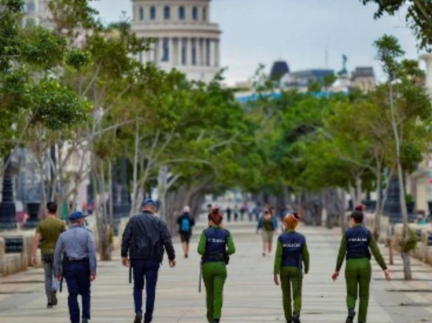 Kubë, policia bllokon organizatorët përpara fillimit të një proteste paqësore 