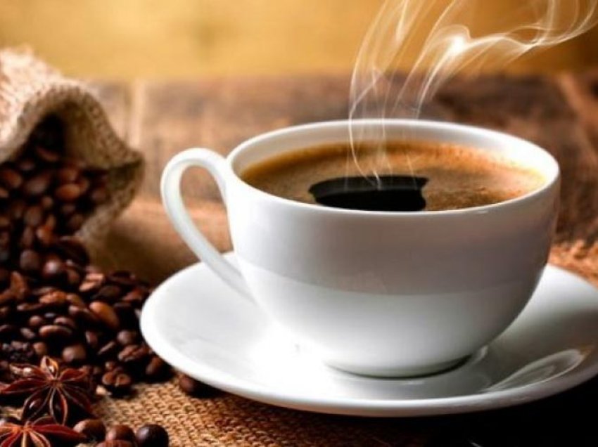 A ndihmojnë kafeja e çaji në uljen e rrezikut për sulm në tru?