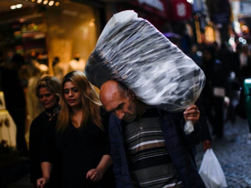 “Nuk e meritojmë këtë”: Inflacioni godet rëndë njerëzit në Turqi