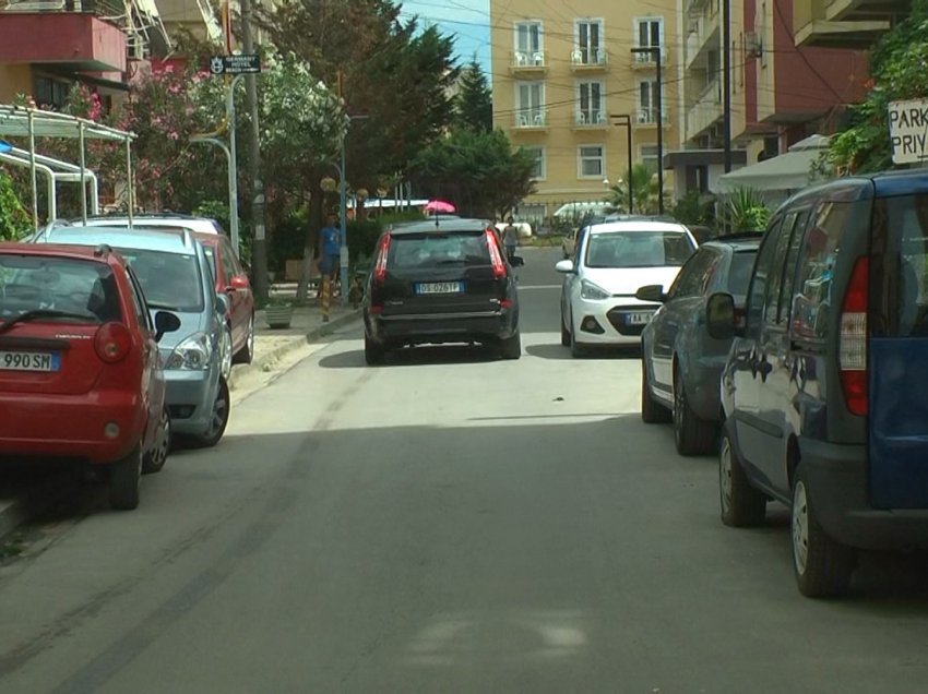 Në qytetin e Lezhës zaptohen trotuarët nga makinat, qytetarët ecin në rrugë
