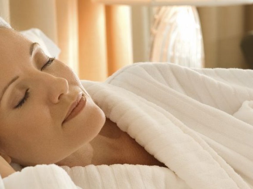 Një zakon që është i keq për shëndetin: Pse nuk është mirë të bëni dush para gjumit?