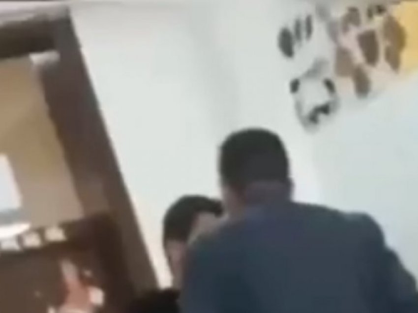 Policia jep detaje për Mësuesin në Mitrovicë që rrahi me shuplaka nxënësit