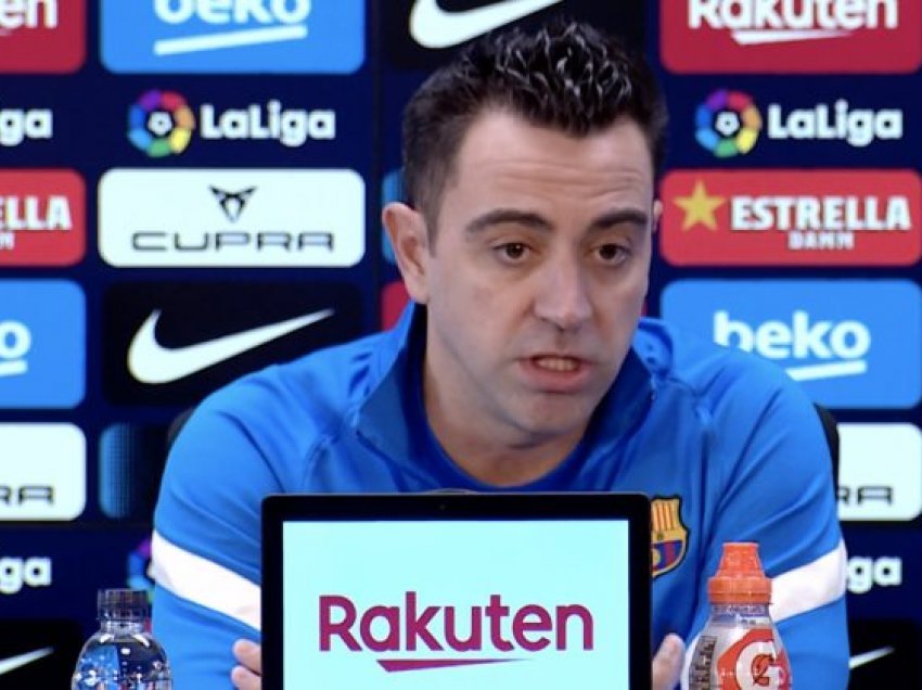 Xavi paralajmëron lojtarët e Barcelonës