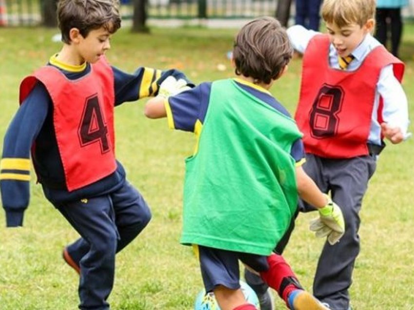 A e drejton zgjedhja e sportit një fëmijë të jetë lojtar ekipor?