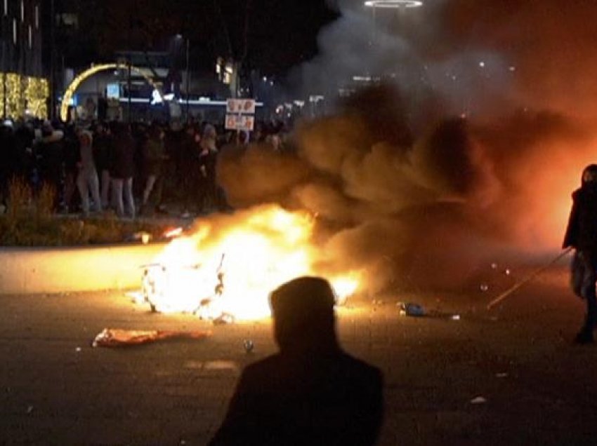 Masat anti-Covid/ Policia hap zjarr ndaj protestuesve në Roterdam 