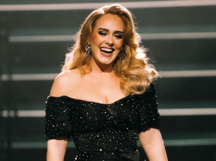 Adele shpërthen në lot, surprizohet nga mësuesja e saj e vjetër