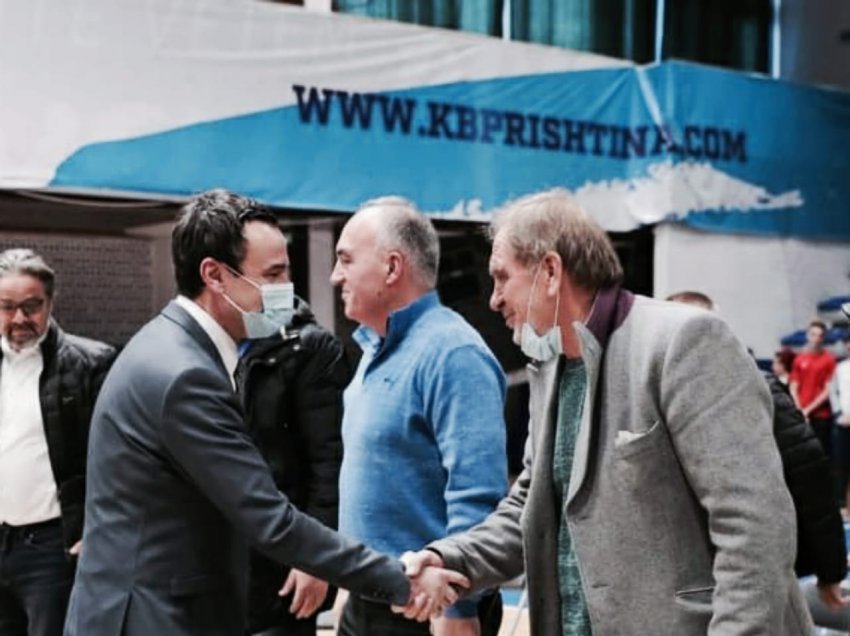 Aziz Salihu përshëndetet me kryeministrin Albin Kurti