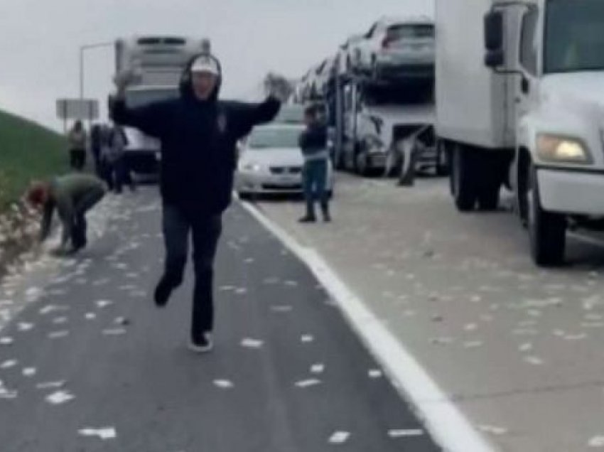 Shoferët bllokojnë autostradën për të marrë paratë që ranë nga një automjeti i blinduar